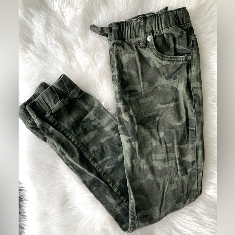 Levi’s YOUTH Camo Joggers -size 14